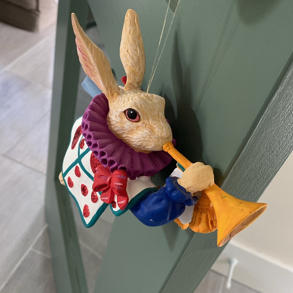 White Rabbit Heart Ornament/Decor - Picture 3 of 5